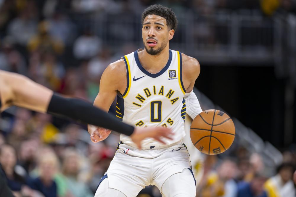 篮球篮网比赛中关键传球帮助球队取胜